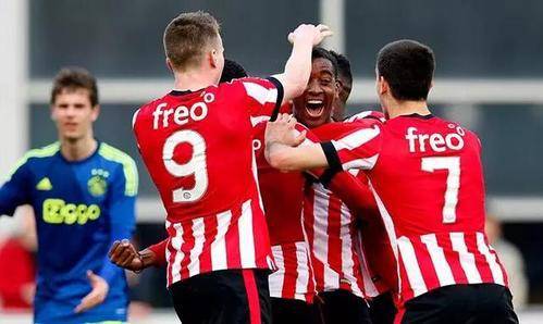 他以斜向跑 他以斜向跑